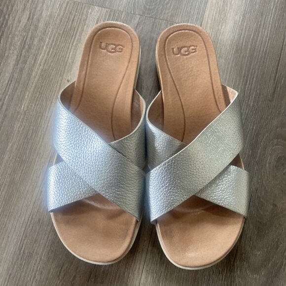 UGG Kari Metallic Sandal - Picture 2 of 9